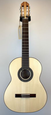 Gitarren avbildas i fabriksmilj� rakt framifr�n