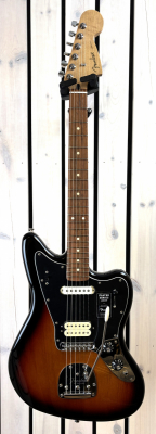 Fender Player Jaguar - 3-Color Sunburst i gruppen Str�nginstrument / Gitarr / Elgitarr hos Musikanten i Ume� AB (5-0146303500)