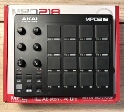 Akai MPD218 - begagnad i gruppen Live & Studio / Studio / MIDI Controllers hos Musikanten i Ume� AB (BIN700934)