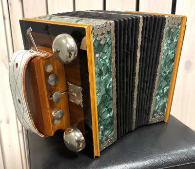 Enradigt dragspel - begagnat i gruppen Str�k, bl�s & not / �vriga Bl�sinstrument / Dragspel hos Musikanten i Ume� AB (BIN700954)