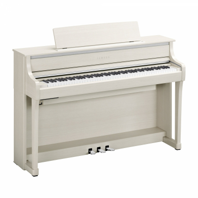 Yamaha Clavinova CLP875WB i ljus björkfinish sett snett från sidan