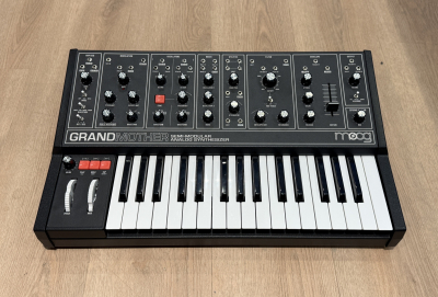 Moog Grandmother Dark - Begagnad i gruppen Fynd & begagnat / Fynd & begagnat hos Musikanten i Ume� AB (M700579)