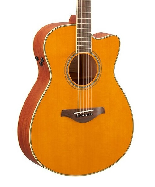 St�lstr�ngad Yamaha gitarr med inbyggt reverb och chorus