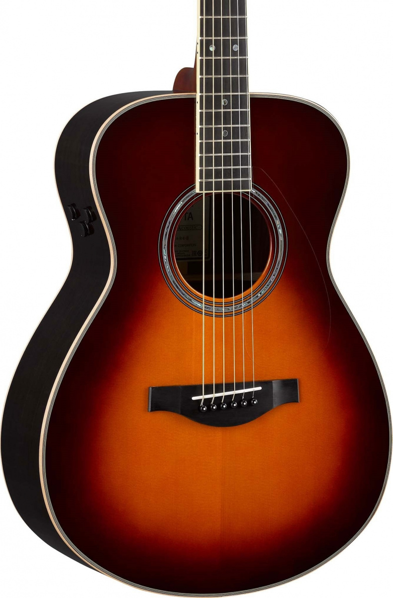 St�lstr�ngad akustisk Yamaha med inbyggt reverb och chorus