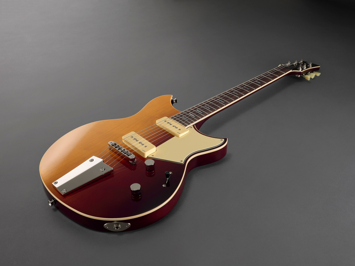 Yamaha Revstar RSS02T i Sunset Burst sedd från sidan