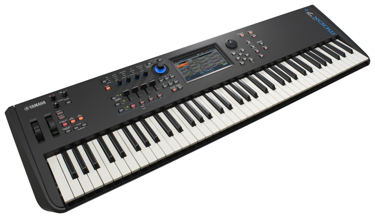 Yamaha MODX7+ synthesizer med 76 halvvägda tangenter