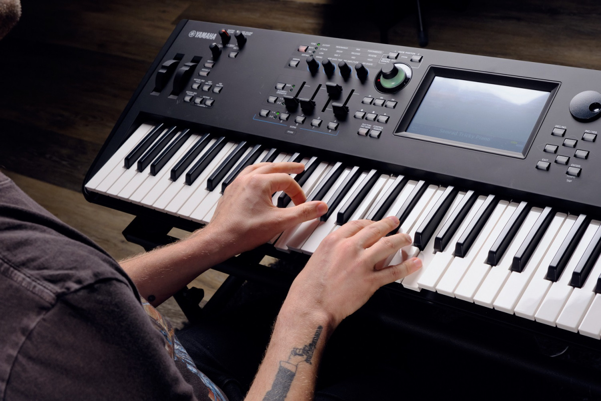 Närbild på klaviaturen hos Yamaha MODX7+ synthesizer