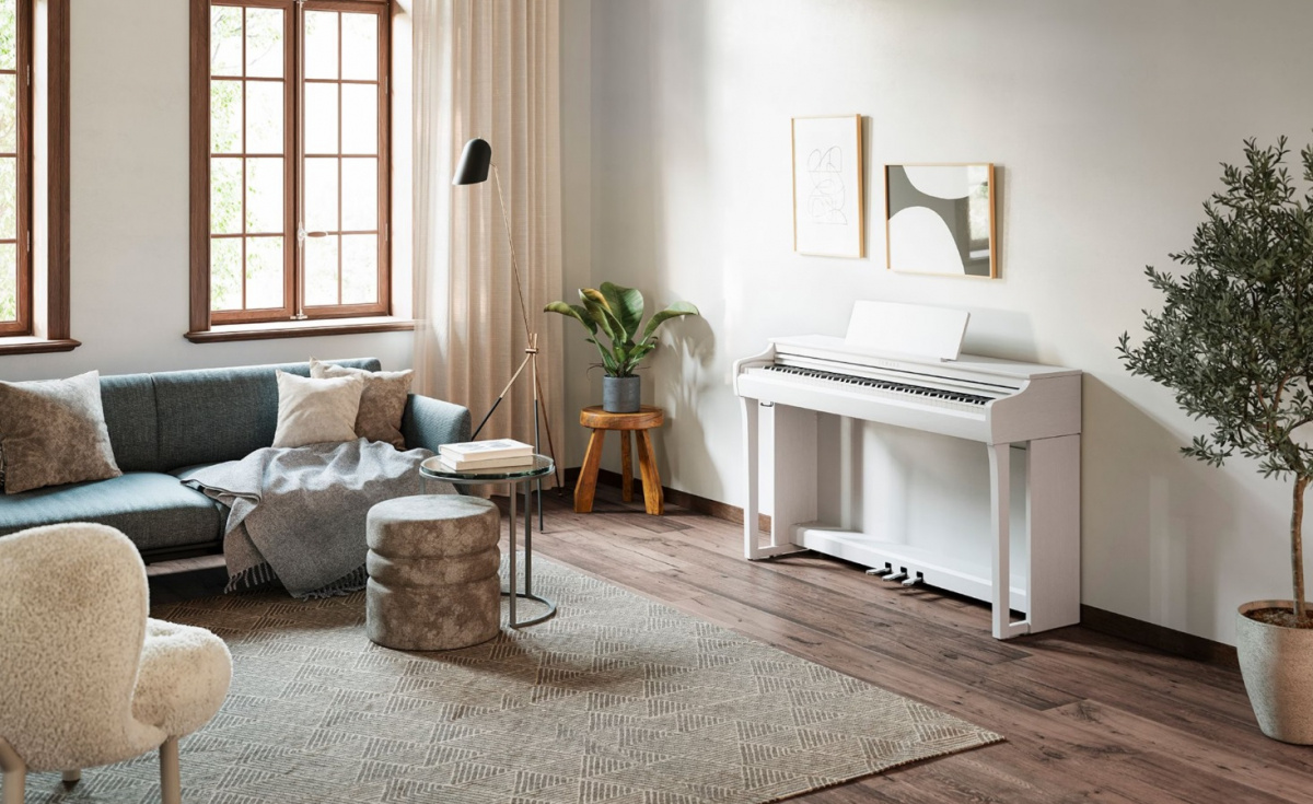 Vackert m�belpiano fr�n Yamaha i vitt utf�rande