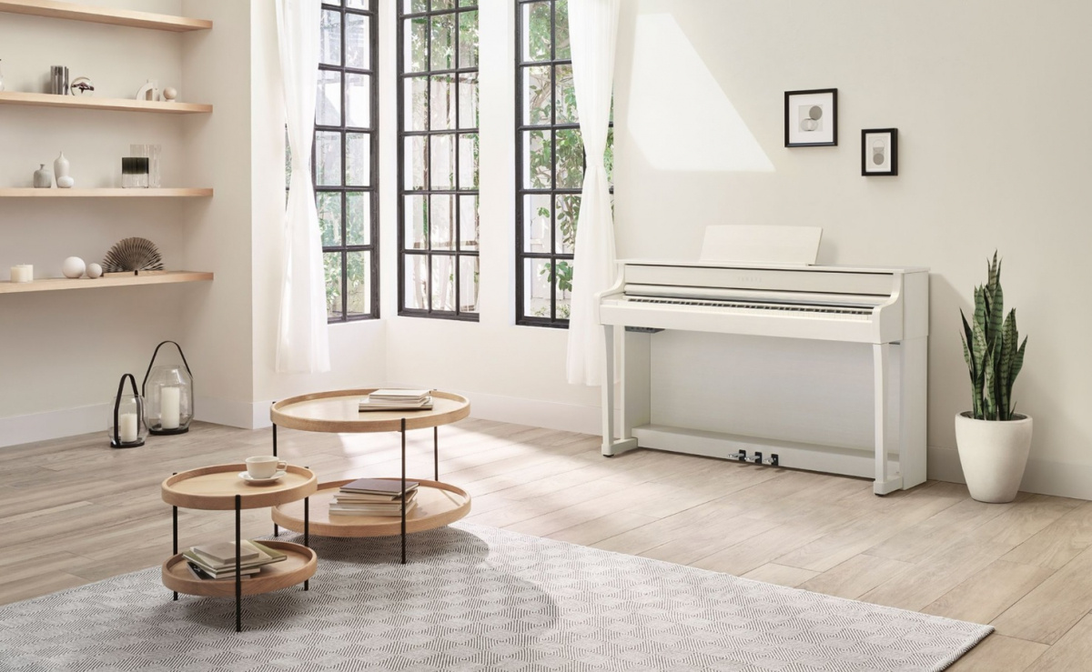Vackert piano i vit m�bel fr�n erk�nda Yamaha
