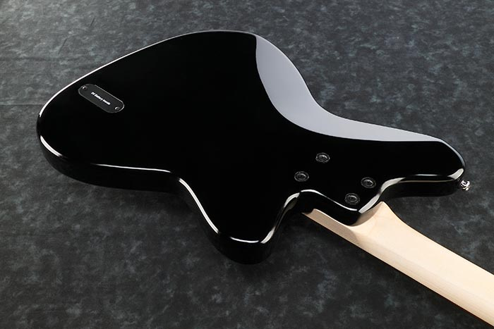 Baksidan av en Ibanez Talman TMB100L-BK elbas i svart finish.