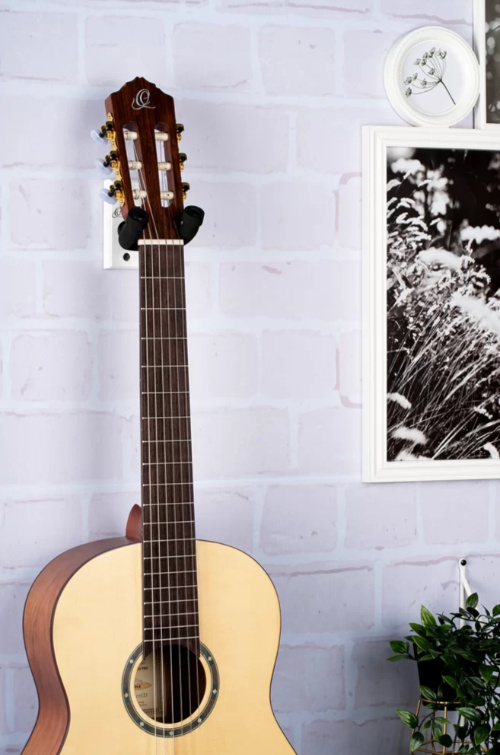 Ortega OGH-1WH gitarrhängare monterad på vägg