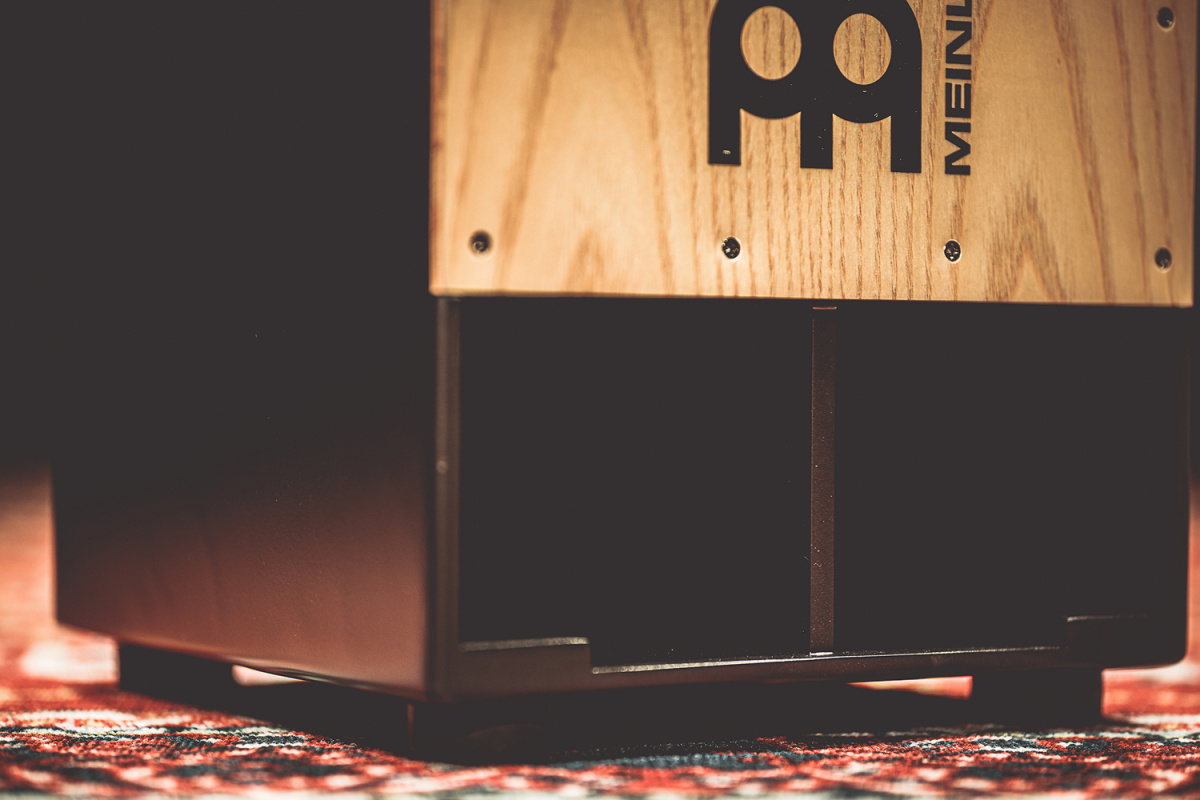 Cajon med basport fram som ger extra tryck i basregistret