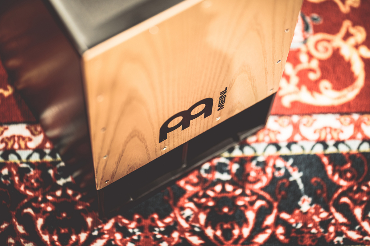 Cajon med basport fram som ger extra tryck i basregistret