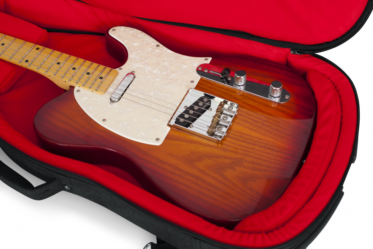 Inuti en Gator Transit gigbag f�r elgitarr