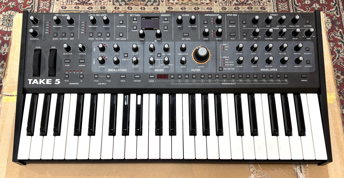 Sequential Take 5 synthesizer med 44 tangenter