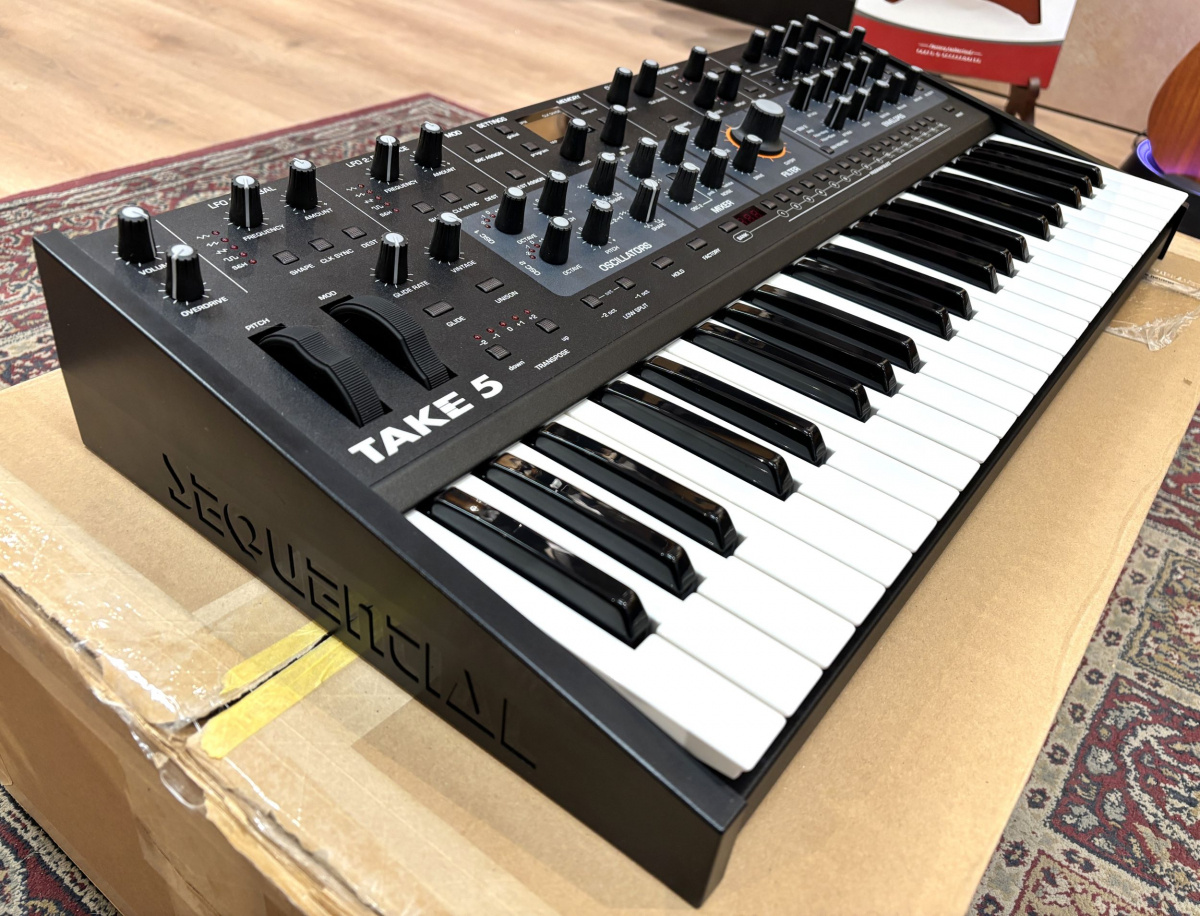 Sequential Take 5 analog synth med Fatar-klaviatur