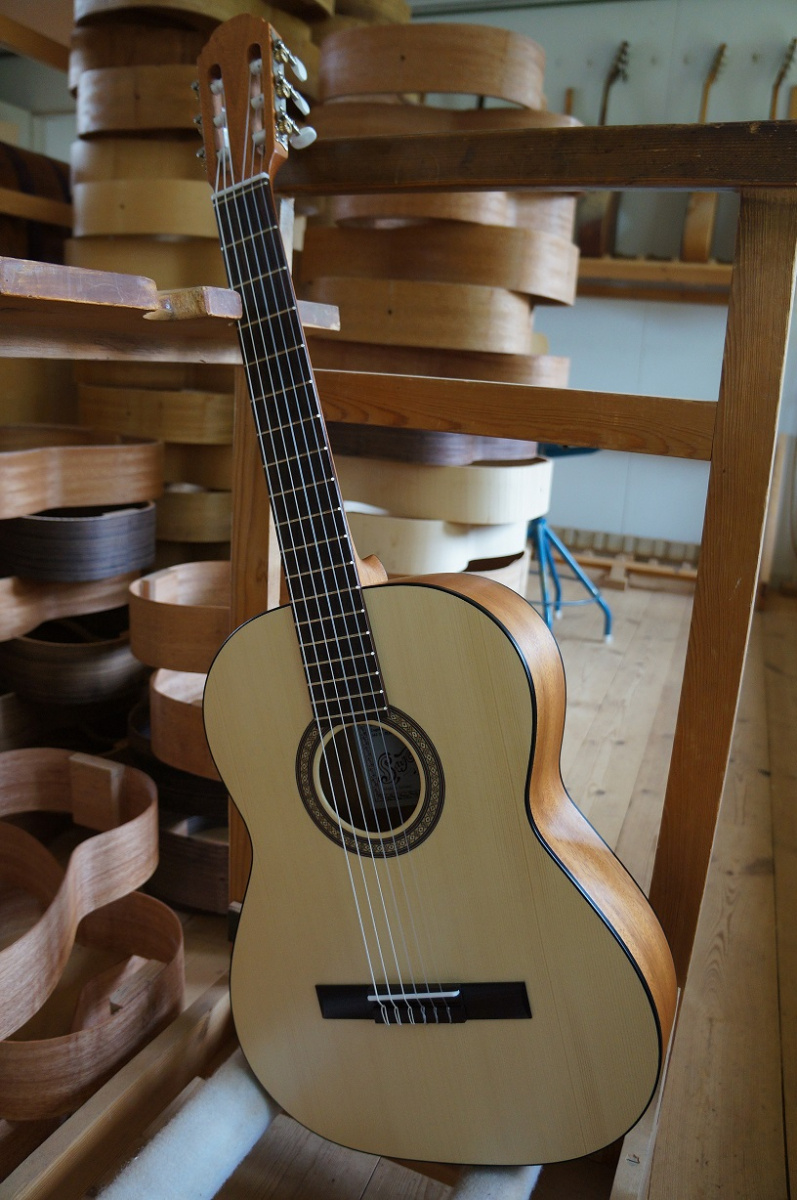 Gitarren avbildas i fabriksmilj� rakt framifr�n