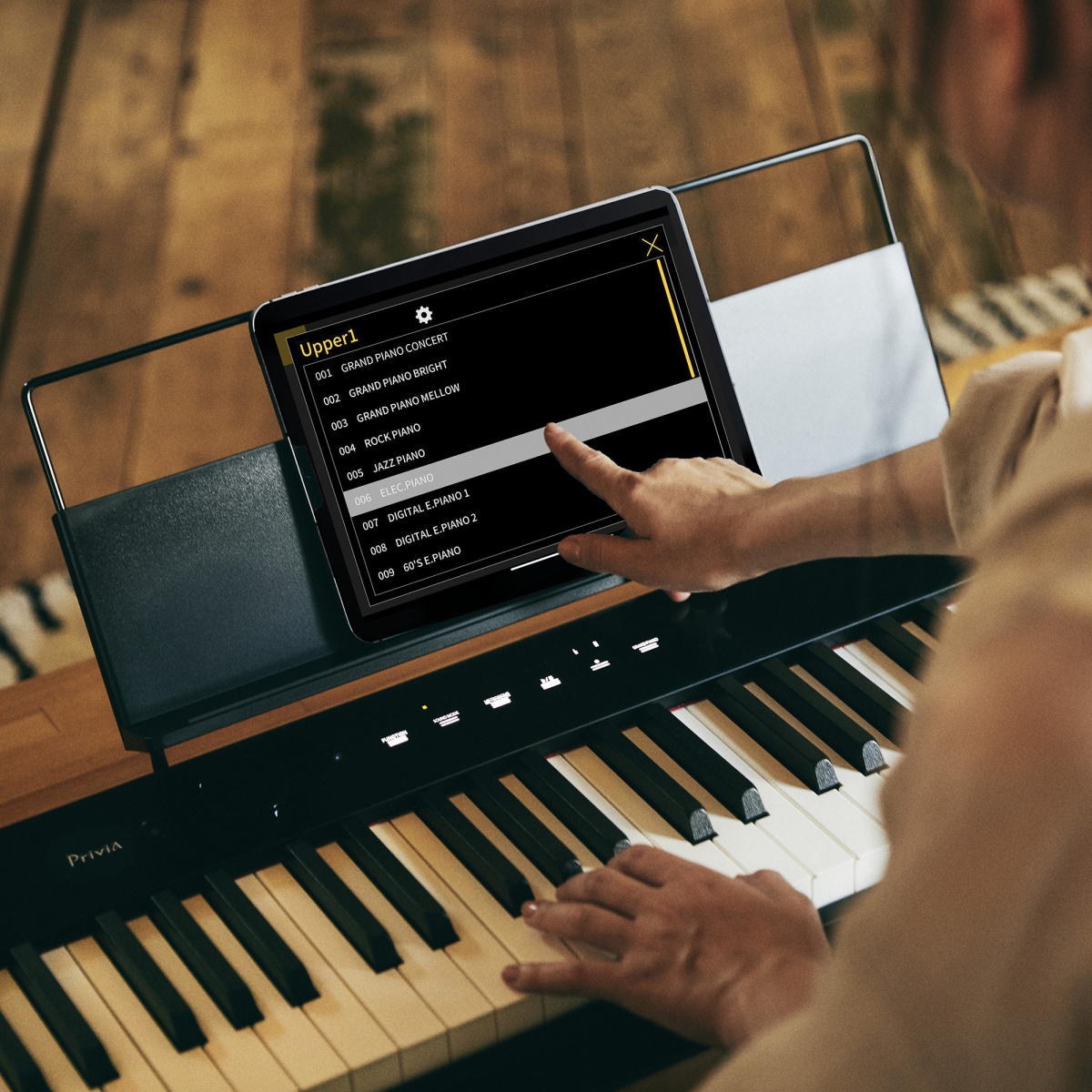 Digitalt piano med 88 v�gda tangenter fr�n Casio med Bluetooth.