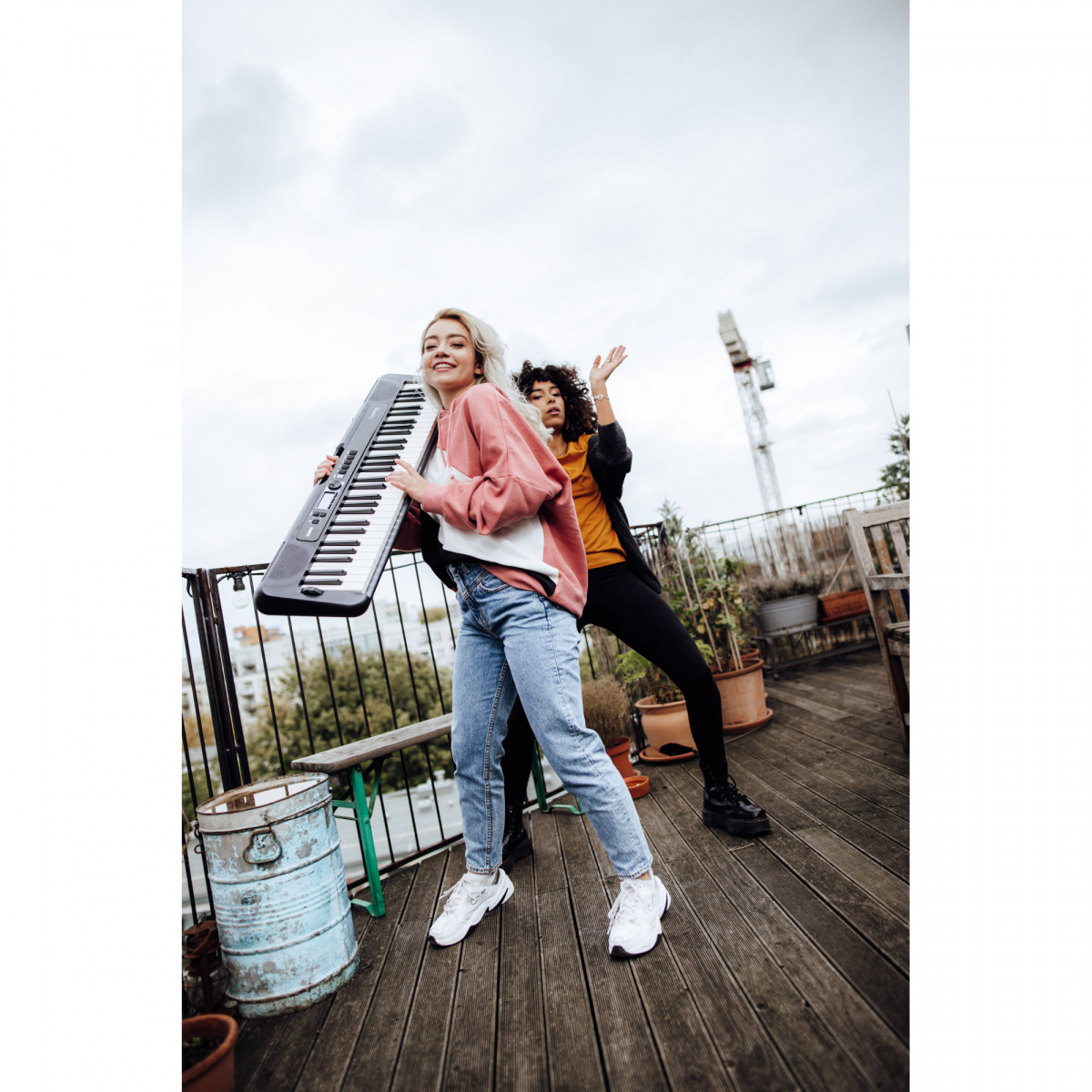 Bild p� tjej som h�ller i keyboarden