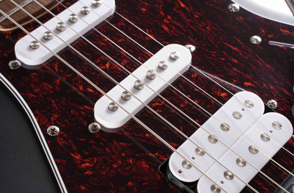 Elgitarr f�r nyb�rjare med bra ljud och l�ttspelad hals