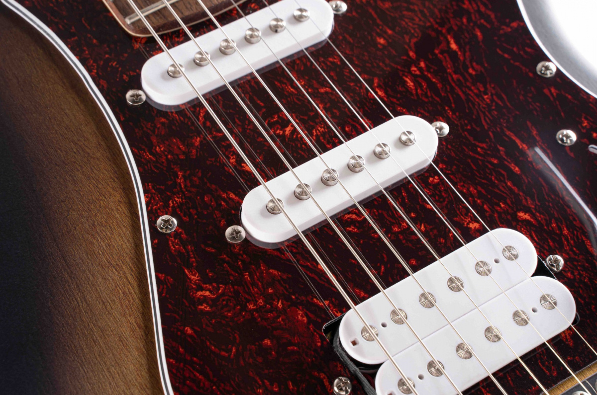 Elgitarr fr�n Cort som �r perfekt f�r nyb�rjaren. Bra ljud och l�ttspelad.