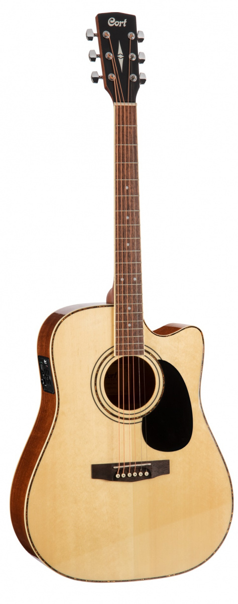 St�lstr�ngad gitarr fr�n Cort med inbyggt mikrofonsystem.