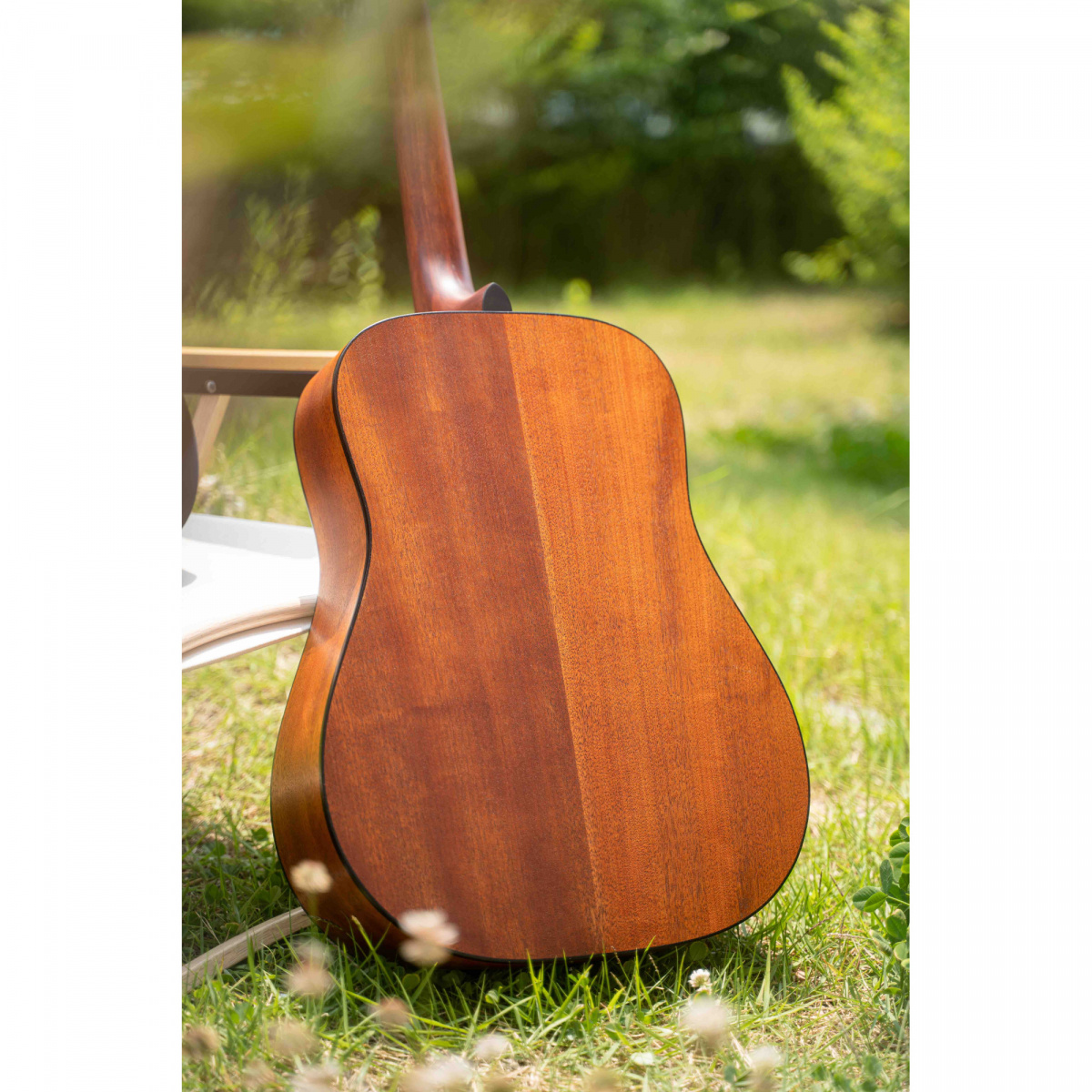 St�lstr�ngad akustisk gitarr fr�n Cort.