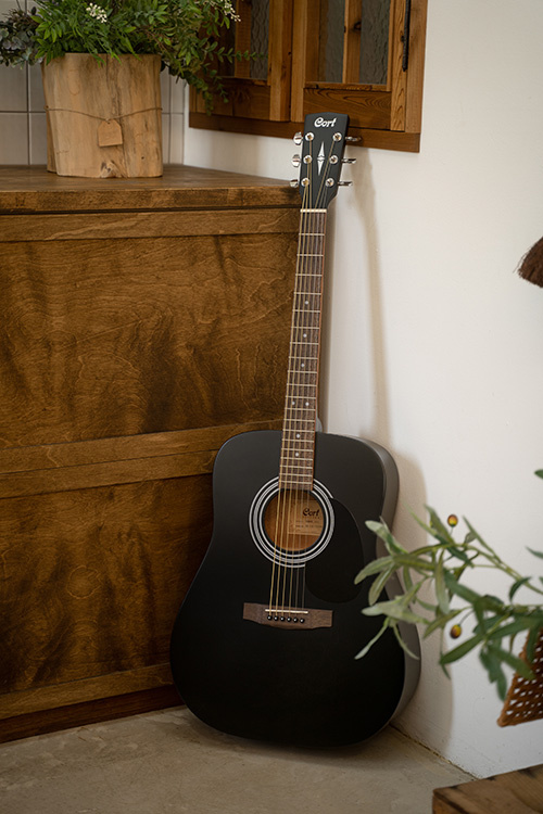 Svart st�lstr�ngad gitarr fr�n Cort