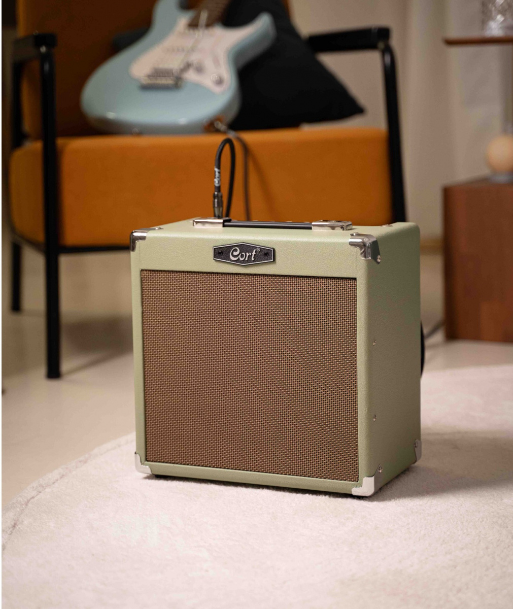 Gitarrf�rst�rkare f�r nyb�rjare med rent och distat ljud. Inbyggt reverb och h�rlursutg�ng.