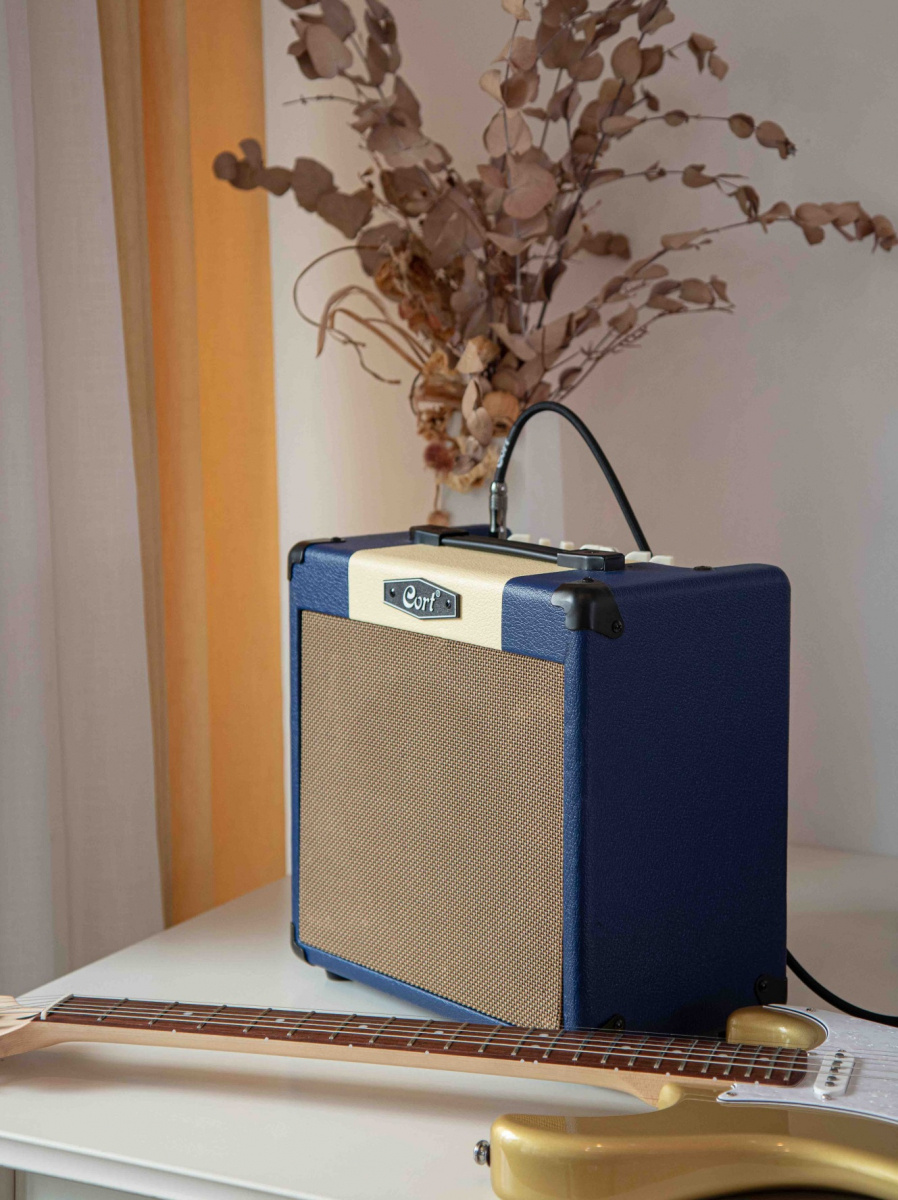 Gitarrf�rst�rkare f�r hemmabruk. Perfekt f�r �vning med eller utan h�rlurar.