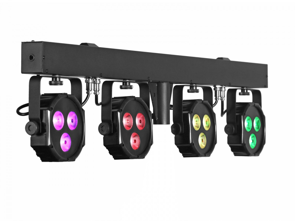Eurolite LED KLS-402 AIR LED ljusset med fyra individuellt styrbara RGB/WW-spotlights monterade p� tv�rbalk f�r scen- och eventbelysning med tr�dl�s styrning.