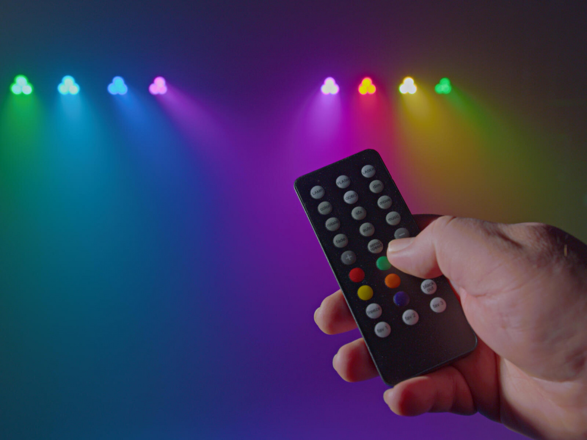 Eurolite LED KLS-402 AIR LED ljusset med fyra individuellt styrbara RGB/WW-spotlights monterade p� tv�rbalk f�r scen- och eventbelysning med tr�dl�s styrning.