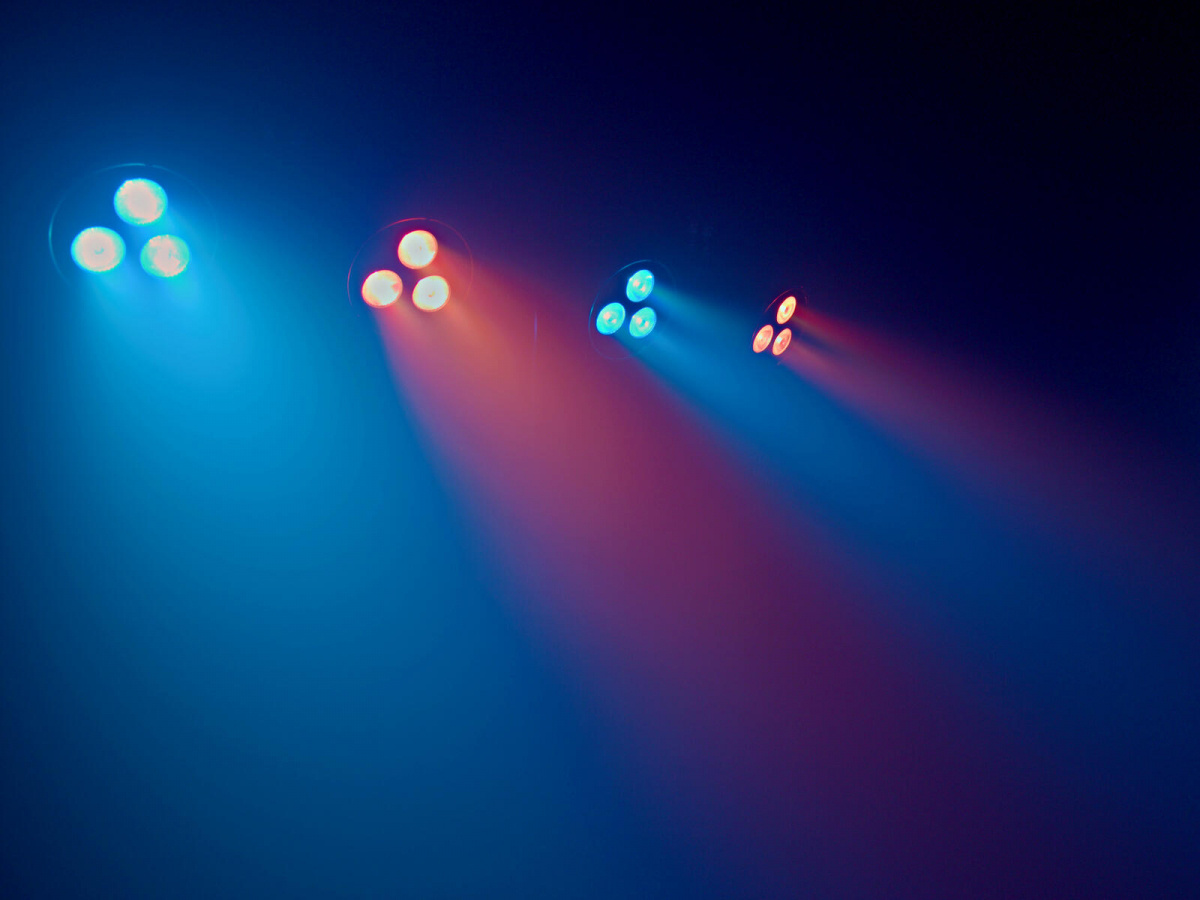 Eurolite LED KLS-402 AIR LED ljusset med fyra individuellt styrbara RGB/WW-spotlights monterade p� tv�rbalk f�r scen- och eventbelysning med tr�dl�s styrning.