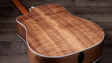 Taylor 210ce Dreadnought Baksidan av en Taylor 210ce med torrefierad grantopp och valnöt