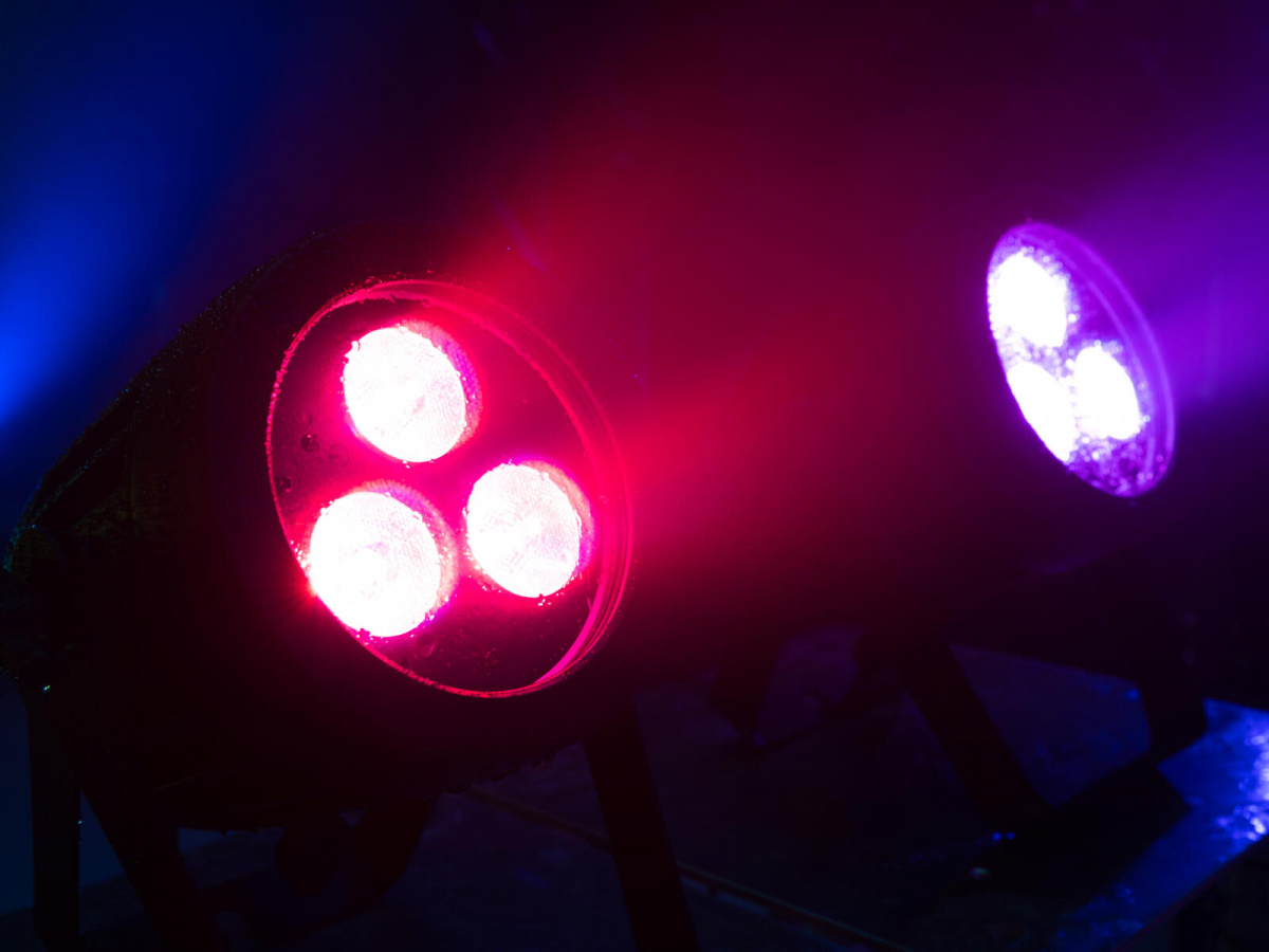 Eurolite LED IP PAR 3x8W QCL v�dert�lig RGBW LED-str�lkastare f�r scen, event och fasadbelysning med IP65-klassning.