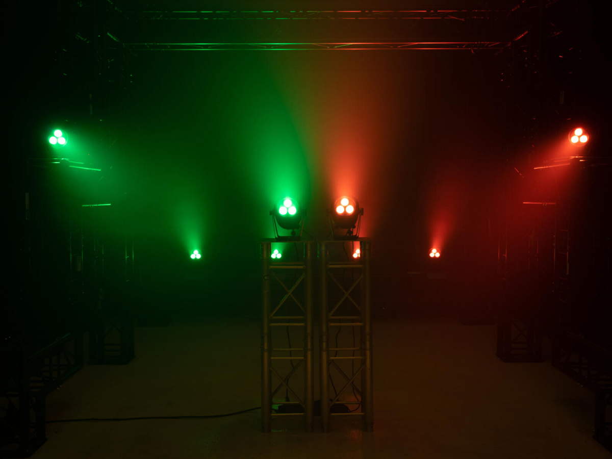 Eurolite LED IP PAR 3x8W QCL v�dert�lig RGBW LED-str�lkastare f�r scen, event och fasadbelysning med IP65-klassning.