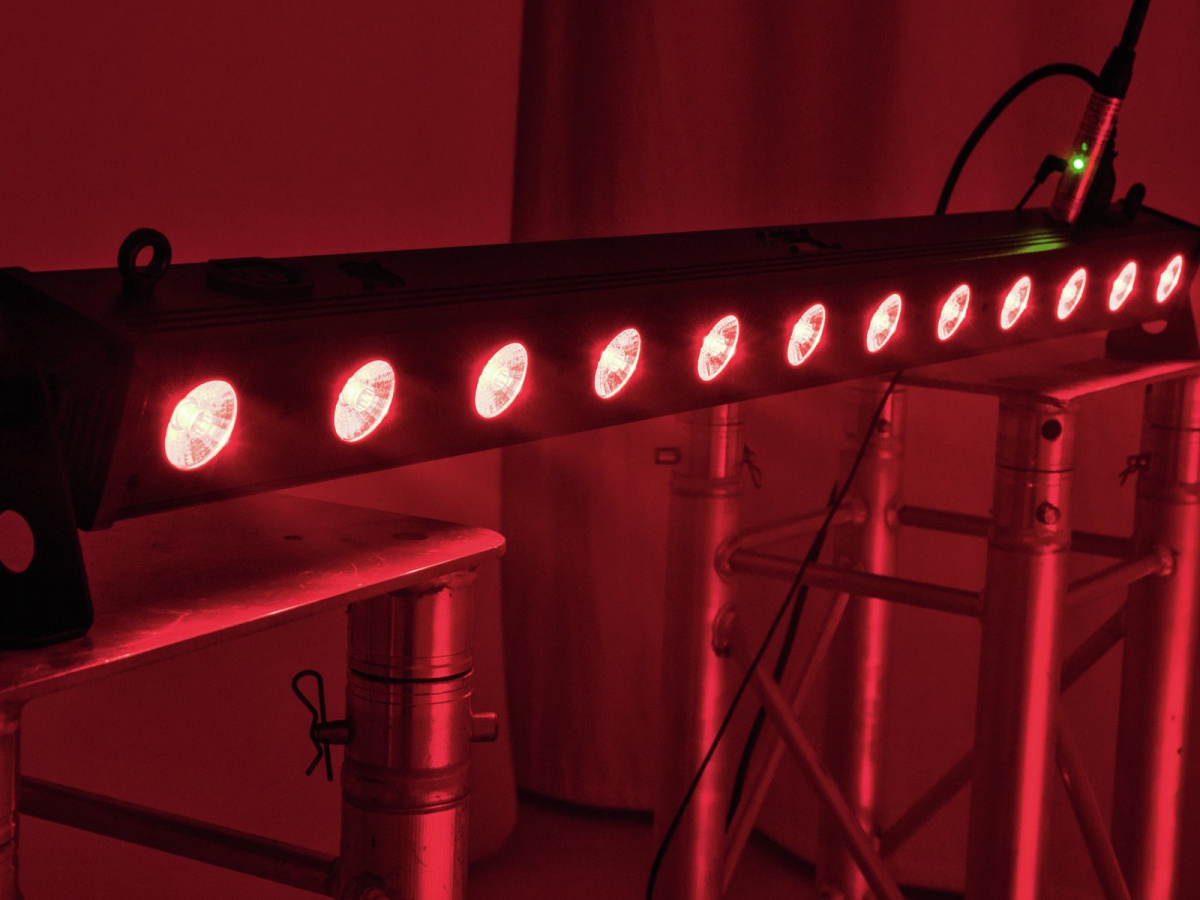 Eurolite LED BAR-12 QCL RGBW