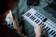 Arturia Minilab 37 - vit Arturia MiniLab 37 MIDI-keyboard med 37 tangenter in action