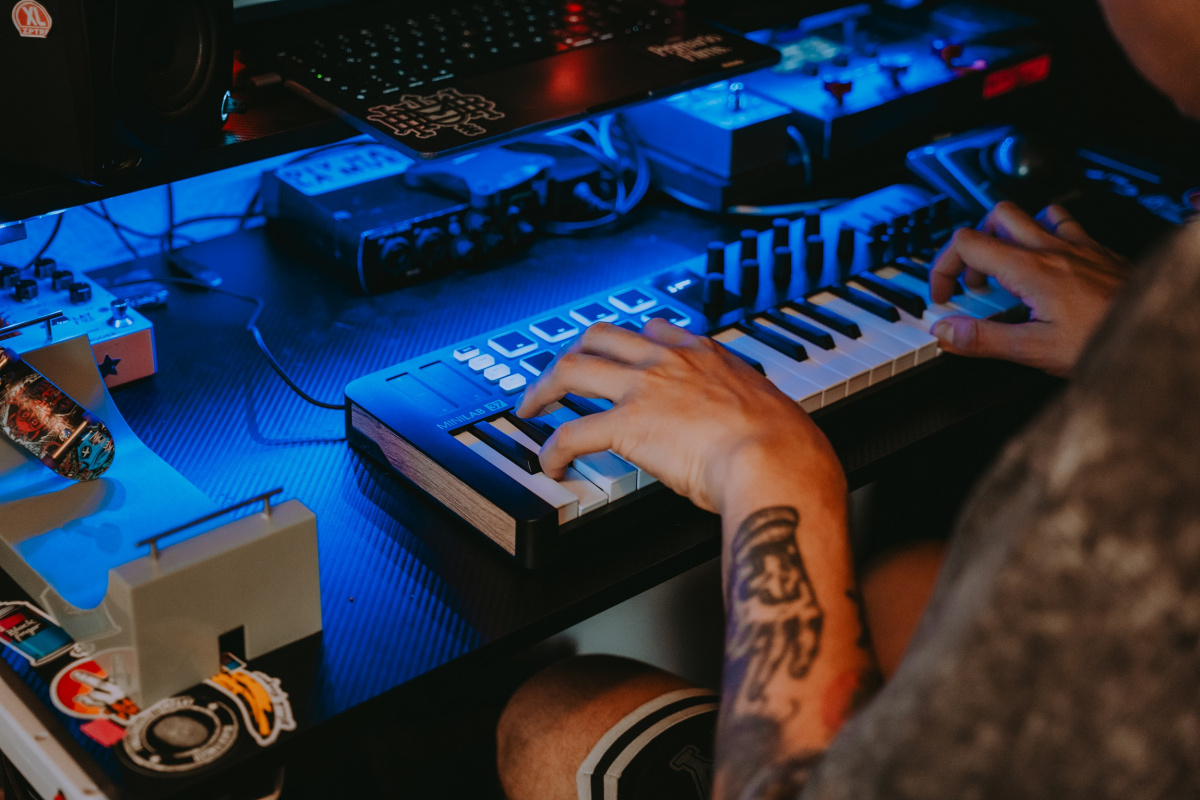 Arturia Minilab 37 midicontroller in action