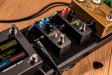 IK Multimedia ToneX One+ IK Multimedia ToneX One+ gitarrpedal på ett pedalbord