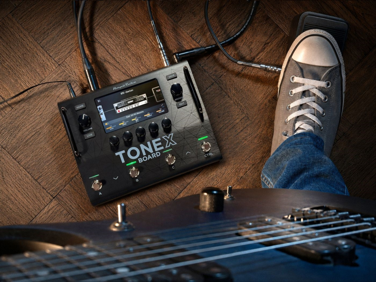 IK Multimedia TONEX Board pedalbord f�r gitarr och bas p� golvet