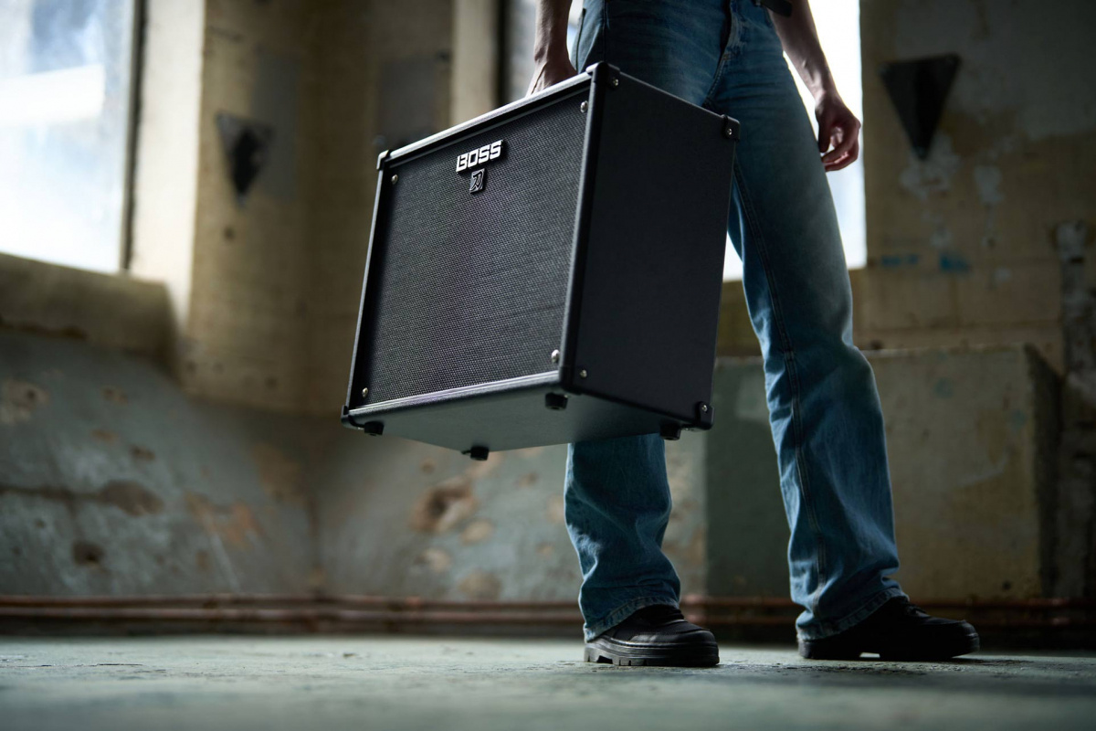Boss Katana elgitarrf�rst�rkare med 100 watts slutsteg och 12