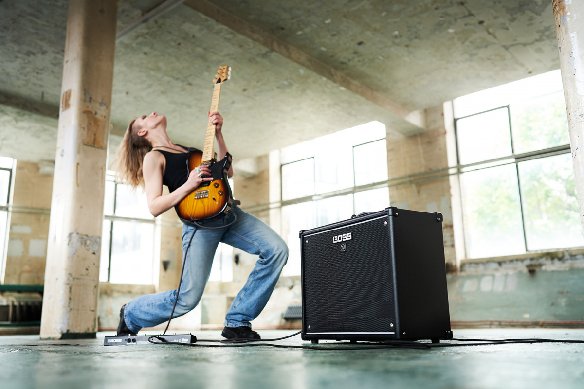 Boss Katana elgitarrf�rst�rkare med 100 watts slutsteg och 12