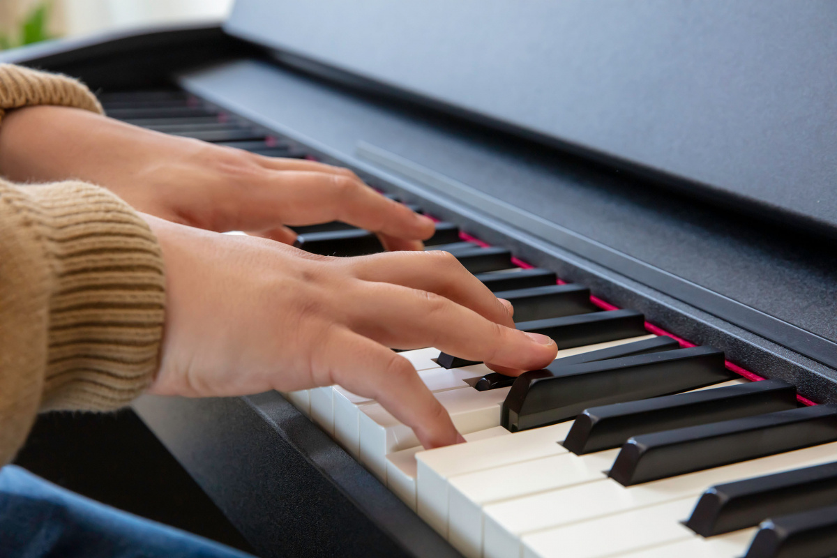 Roland F107 Digital Piano - black