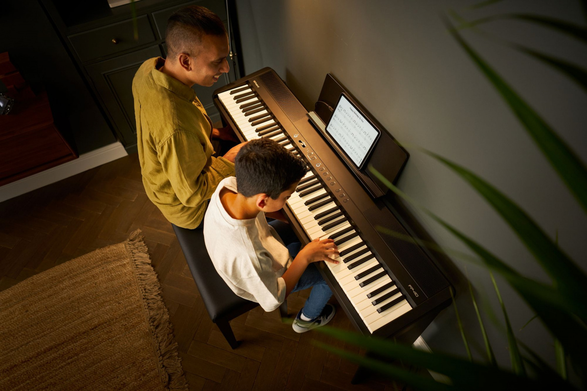 Spela tillsammans p� ett Roland FP-40 digitalpiano i svart