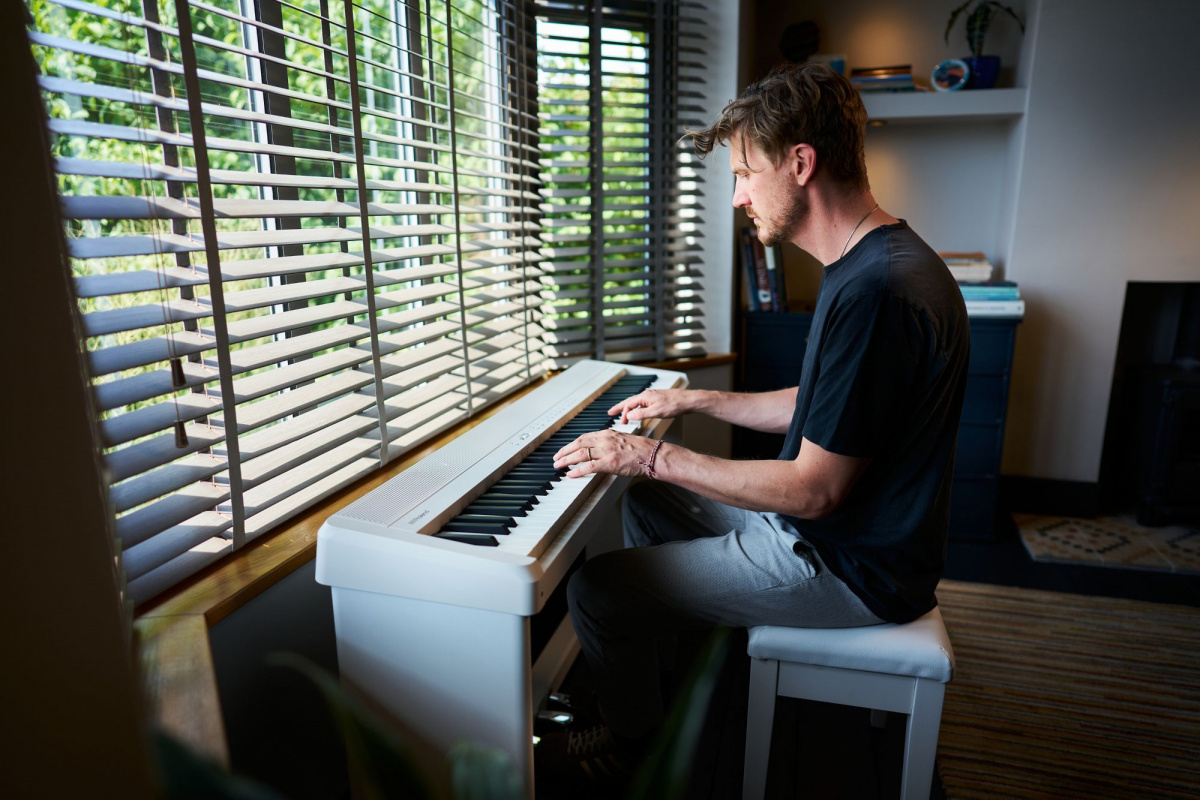 Roland FP-40 stagepiano med m�bel och pall i vitt