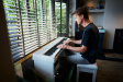 Roland FP-40 - White Roland FP-40 stagepiano med möbel och pall i vitt