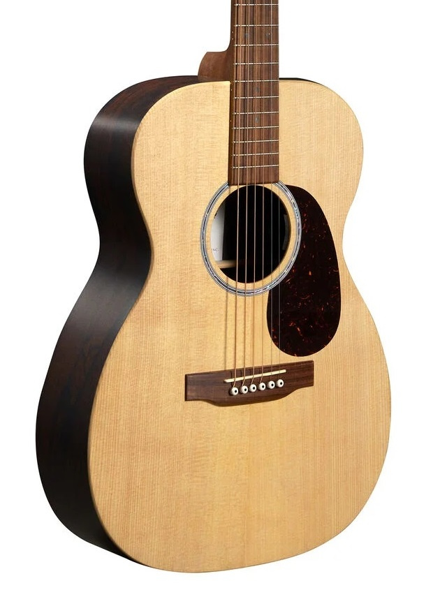 Martin st�lstr�ngad akustisk gitarr med mikrofonsystem