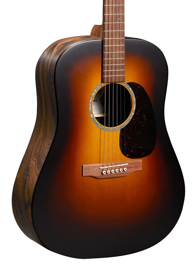 Martin Dreadnought st�lstr�ngad med mikrofonsystem