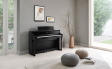 Yamaha CLP-875 - Svart Polerat Yamaha CLP-875PE digitalpiano i högblank svart finish i ett vardagsrum